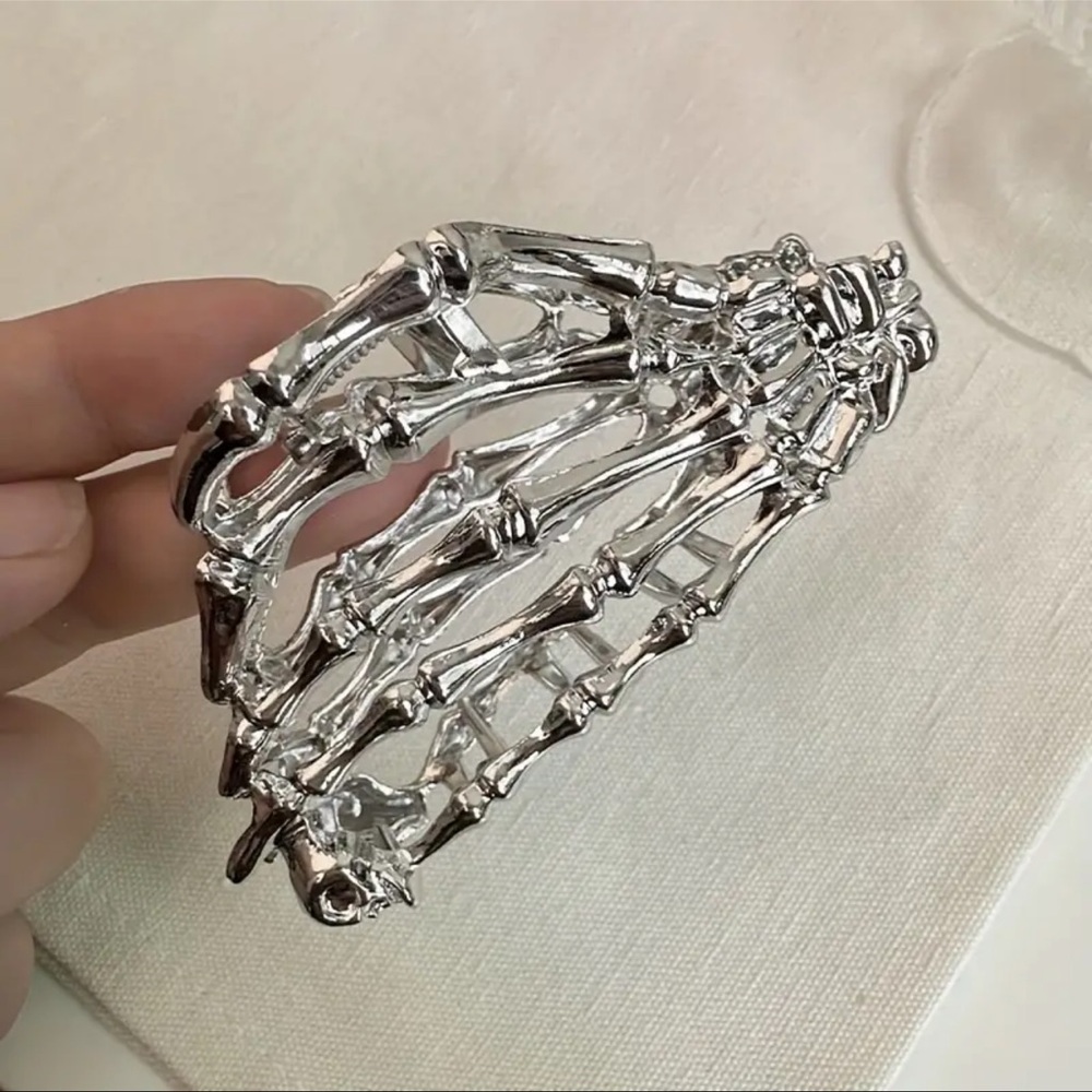 Hair Clip, Skull Hand Shaped Hair Clip,NEW, Silver,Goth,Horror Lovers Ac…